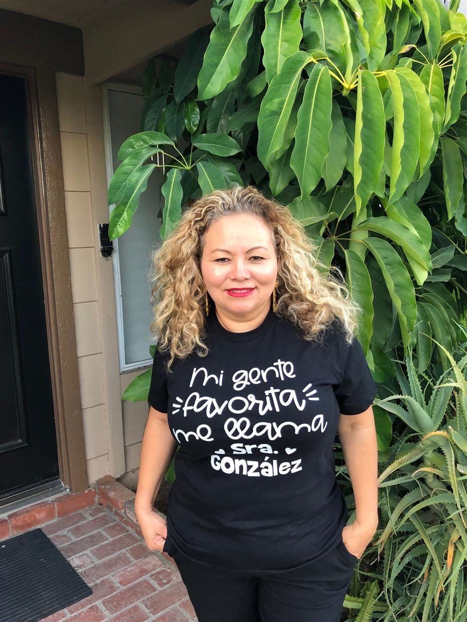 Sra. Gonzalez with t-shirt: Mi gente favorita me llama Sra. Gonzalez